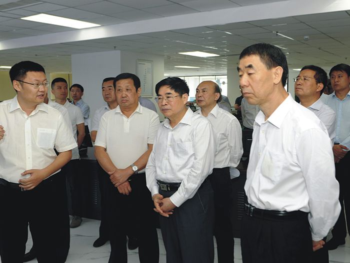 農村工作領導小組副組長袁純清（右二）一行蒞臨91香蕉网站在线观看園農資交易平台考察調研